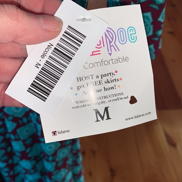 LuLaRoe NWT Nicole size M. Smoke feee home. - Picture 3 of 4